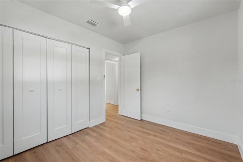 House in Tampa, Florida 4 bedrooms, 141.58 sq.m. № 2199634 - photo 17