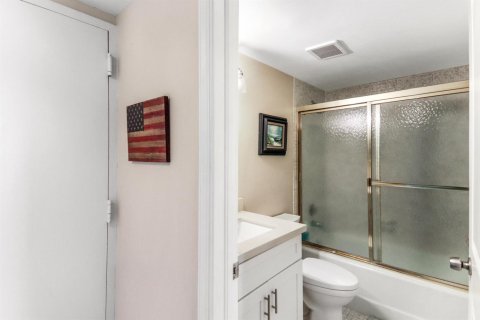 Condo in Riviera Beach, Florida, 2 bedrooms  № 2154976 - photo 27