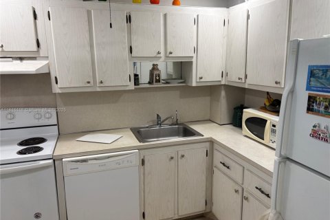 Condo in North Miami Beach, Florida, 1 bedroom  № 1848318 - photo 11