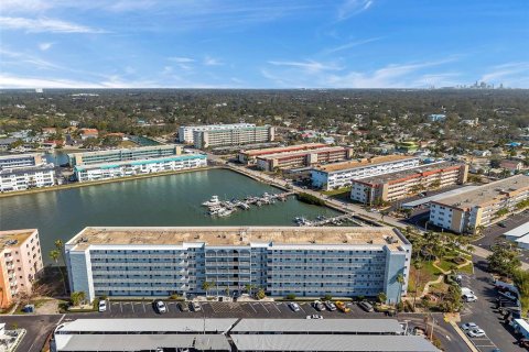 Condominio en venta en Gulfport, Florida, 2 dormitorios, 104.05 m2 № 1717057 - foto 2