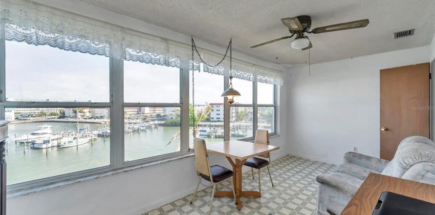 Condominio en Gulfport, Florida, 2 dormitorios  № 1717057