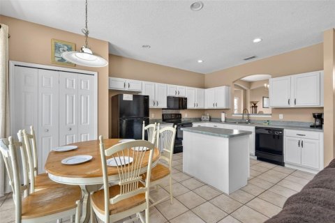 House in Davenport, Florida 6 bedrooms, 257.43 sq.m. № 2234600 - photo 14