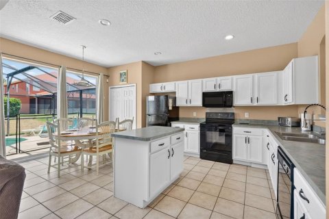 House in Davenport, Florida 6 bedrooms, 257.43 sq.m. № 2234600 - photo 13
