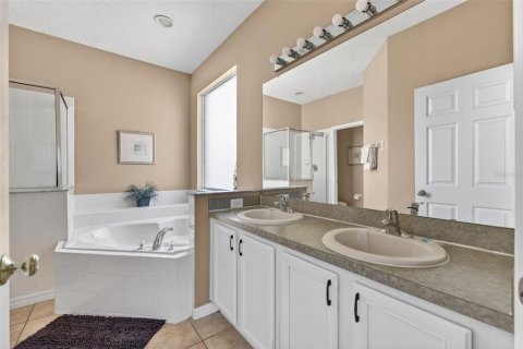 House in Davenport, Florida 6 bedrooms, 257.43 sq.m. № 2234600 - photo 29
