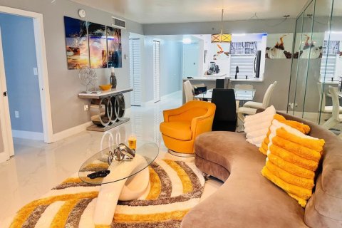 Condo in Lauderhill, Florida, 2 bedrooms  № 2082589 - photo 2