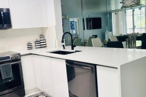 Condo in Lauderhill, Florida, 2 bedrooms  № 2082589 - photo 8