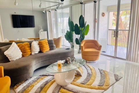 Condo in Lauderhill, Florida, 2 bedrooms № 2082589