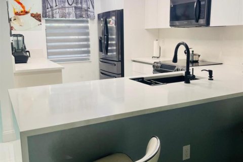 Condo in Lauderhill, Florida, 2 bedrooms  № 2082589 - photo 13