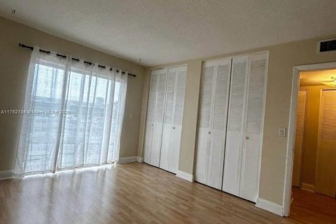 Condo in Hallandale Beach, Florida, 1 bedroom  № 1860570 - photo 8