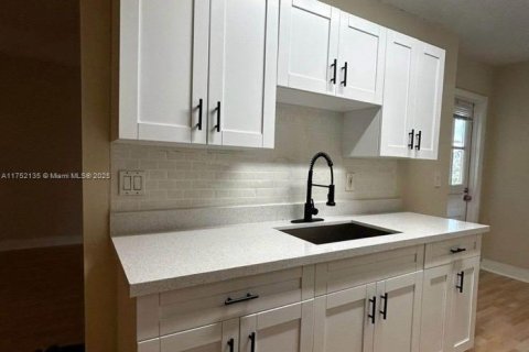 Condo in Hallandale Beach, Florida, 1 bedroom  № 1860570 - photo 2