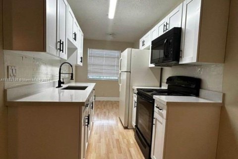 Condo in Hallandale Beach, Florida, 1 bedroom  № 1860570 - photo 9