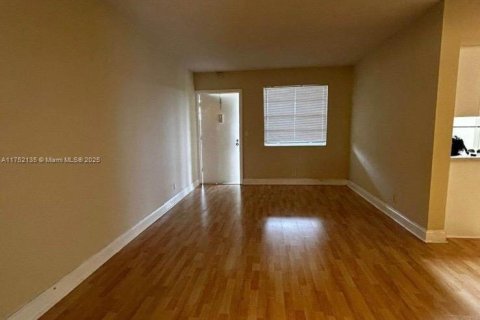 Condo in Hallandale Beach, Florida, 1 bedroom  № 1860570 - photo 5
