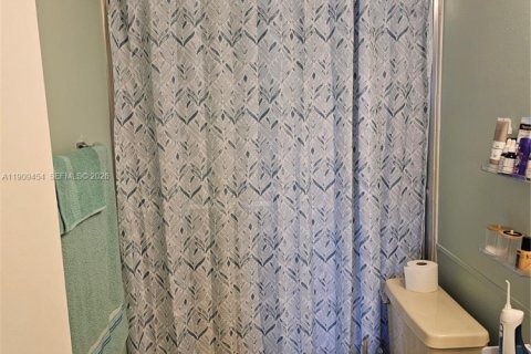 Condo in Oakland Park, Florida, 2 bedrooms  № 2082146 - photo 12