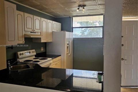 Condo in Oakland Park, Florida, 2 bedrooms  № 2082146 - photo 3