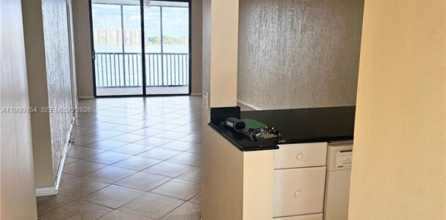 Condo in Oakland Park, Florida, 2 bedrooms  № 2082146