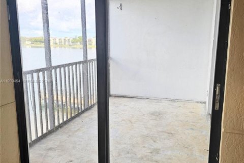 Condo in Oakland Park, Florida, 2 bedrooms  № 2082146 - photo 16