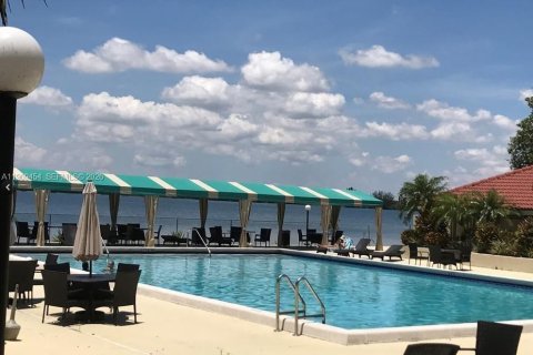 Condo in Oakland Park, Florida, 2 bedrooms  № 2082146 - photo 21