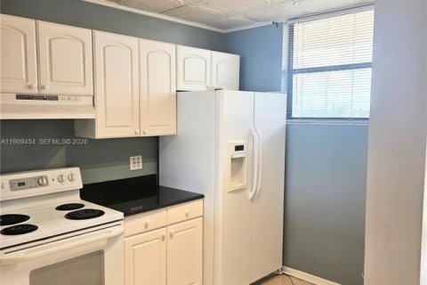 Condo in Oakland Park, Florida, 2 bedrooms  № 2082146 - photo 2