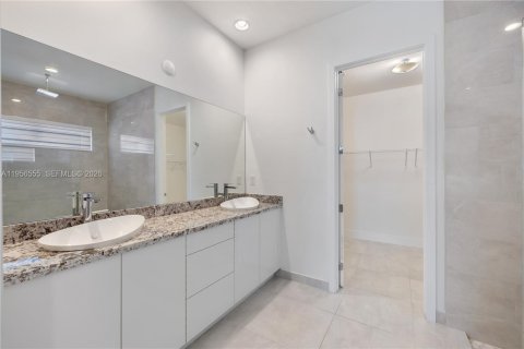 House in Miramar, Florida 5 bedrooms, 330.64 sq.m. № 2010451 - photo 18
