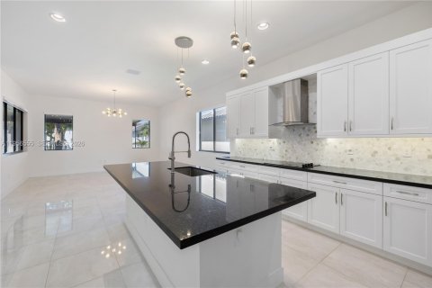 House in Miramar, Florida 5 bedrooms, 330.64 sq.m. № 2010451 - photo 15