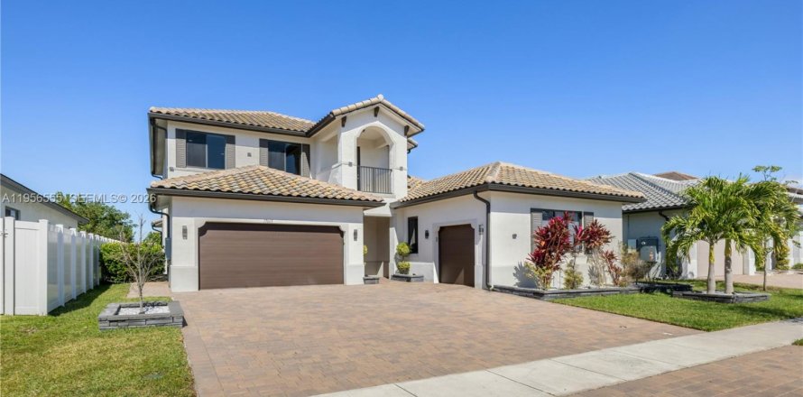 House in Miramar, Florida 5 bedrooms, 330.64 sq.m. № 2010451