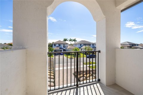 House in Miramar, Florida 5 bedrooms, 330.64 sq.m. № 2010451 - photo 22
