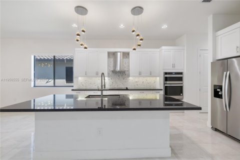 House in Miramar, Florida 5 bedrooms, 330.64 sq.m. № 2010451 - photo 14