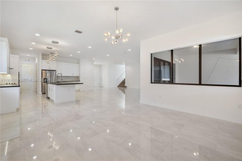 House in Miramar, Florida 5 bedrooms, 330.64 sq.m. № 2010451 - photo 11