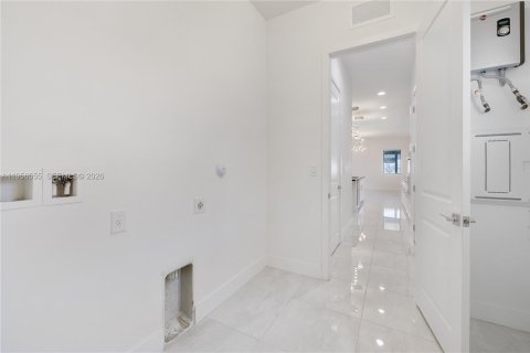 House in Miramar, Florida 5 bedrooms, 330.64 sq.m. № 2010451 - photo 16