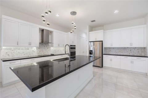 House in Miramar, Florida 5 bedrooms, 330.64 sq.m. № 2010451 - photo 13