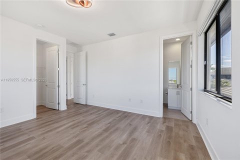 House in Miramar, Florida 5 bedrooms, 330.64 sq.m. № 2010451 - photo 25