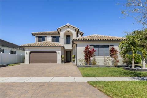House in Miramar, Florida 5 bedrooms, 330.64 sq.m. № 2010451 - photo 2
