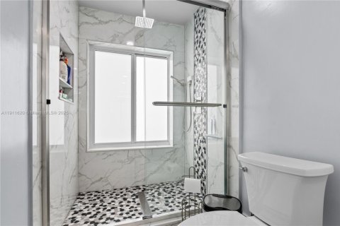 Casa en alquiler en Miami, Florida, 3 dormitorios, 167.6 m2 № 2017155 - foto 22