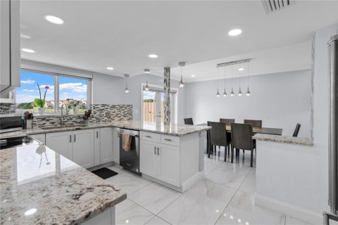 Casa en alquiler en Miami, Florida, 3 dormitorios, 167.6 m2 № 2017155 - foto 12