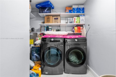 Casa en alquiler en Miami, Florida, 3 dormitorios, 167.6 m2 № 2017155 - foto 27