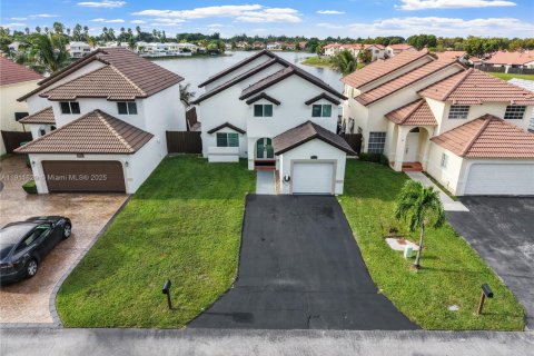 Casa en alquiler en Miami, Florida, 3 dormitorios, 167.6 m2 № 2017155 - foto 2