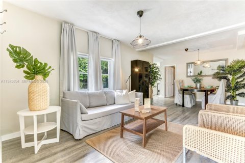 House in Hollywood, Florida 2 bedrooms, 77.85 sq.m. № 2003422