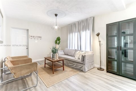 House in Hollywood, Florida 2 bedrooms, 77.85 sq.m. № 2003422 - photo 2