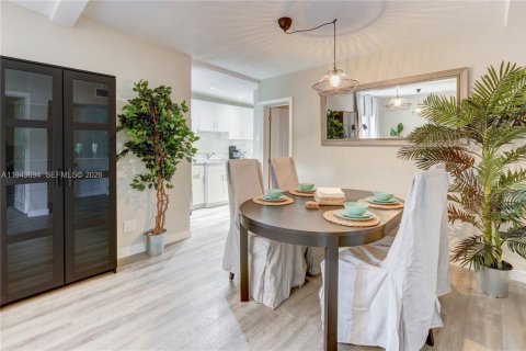 House in Hollywood, Florida 2 bedrooms, 77.85 sq.m. № 2003422 - photo 4