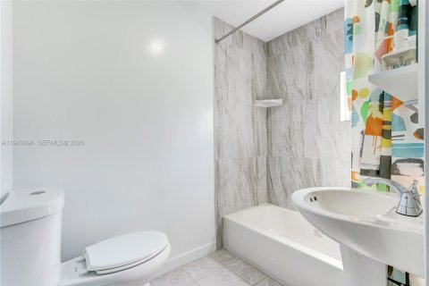 House in Hollywood, Florida 2 bedrooms, 77.85 sq.m. № 2003422 - photo 12