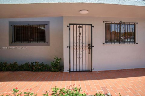 Condominio en Hialeah, Florida, 2 dormitorios  № 2036663