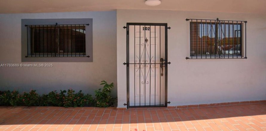 Condominio en Hialeah, Florida, 2 dormitorios  № 2036663
