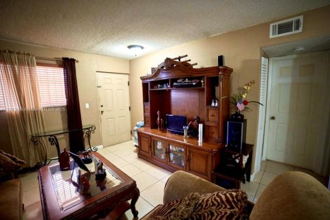 Condominio en venta en Hialeah, Florida, 2 dormitorios, 82.5 m2 № 2036663 - foto 6