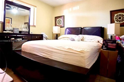 Condominio en venta en Hialeah, Florida, 2 dormitorios, 82.5 m2 № 2036663 - foto 13