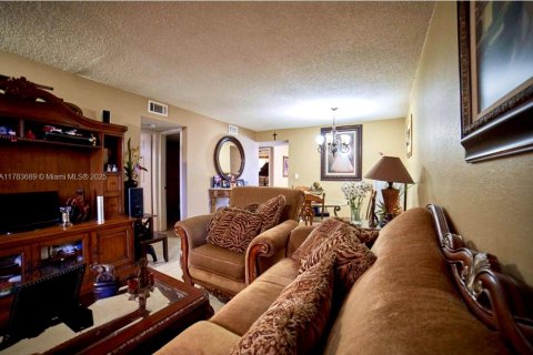 Condominio en venta en Hialeah, Florida, 2 dormitorios, 82.5 m2 № 2036663 - foto 4