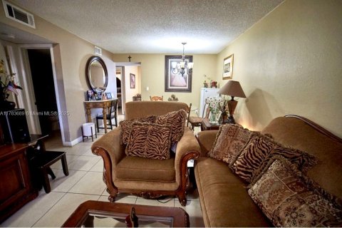 Condominio en venta en Hialeah, Florida, 2 dormitorios, 82.5 m2 № 2036663 - foto 2