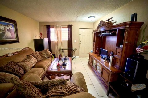 Condominio en venta en Hialeah, Florida, 2 dormitorios, 82.5 m2 № 2036663 - foto 5