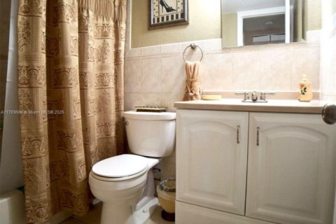 Condominio en venta en Hialeah, Florida, 2 dormitorios, 82.5 m2 № 2036663 - foto 11