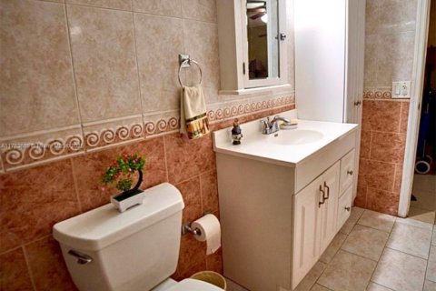 Condominio en venta en Hialeah, Florida, 2 dormitorios, 82.5 m2 № 2036663 - foto 12
