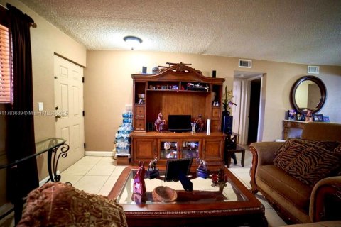 Condominio en venta en Hialeah, Florida, 2 dormitorios, 82.5 m2 № 2036663 - foto 3